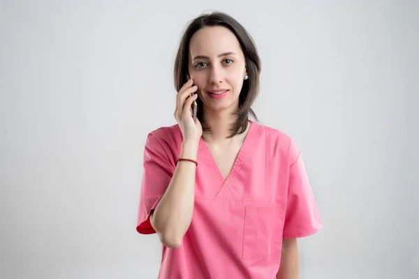 Enfermera Profesional Médica Joven Médico Vestido Con Ropa Hospital Rosa — Foto de Stock