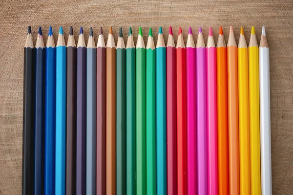 Gökkuşağı Renkli Kalemlerin Doğal Ahşap Zemin Üzerindeki Yakın Görüntüsü — Stok fotoğraf