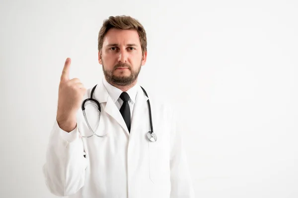 Üzerinde Steteskop Olan Erkek Doktorun Portresi Parmağıyla Izole Edilmiş Beyaz — Stok fotoğraf