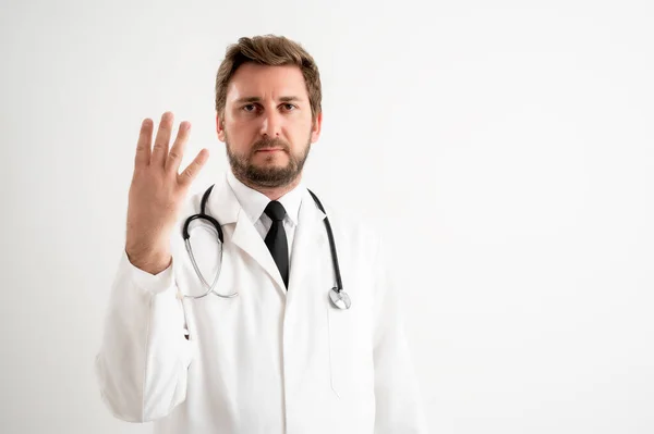 Férfi Orvos Sztetoszkóppal Orvosi Egyenruhában Négy Ujjal Fehér Izolált Háttéren — Stock Fotó