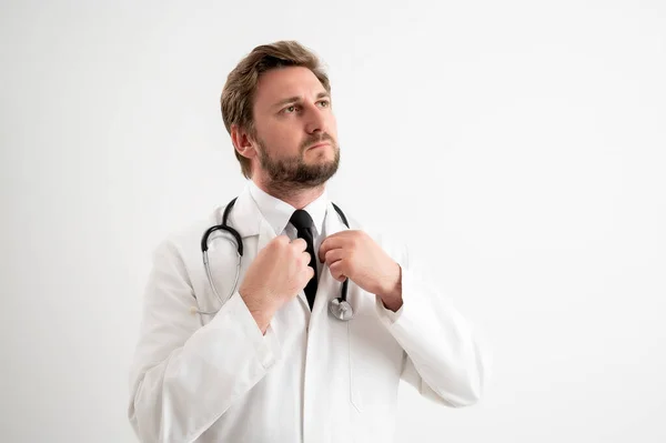 Portrait Médecin Masculin Avec Stéthoscope Uniforme Médical Arrange Son Collier — Photo