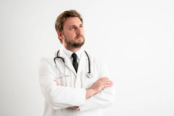 청진기를 착용하고 의사의 초상화 배경에 자신감 영웅으로 보이는 — 스톡 사진