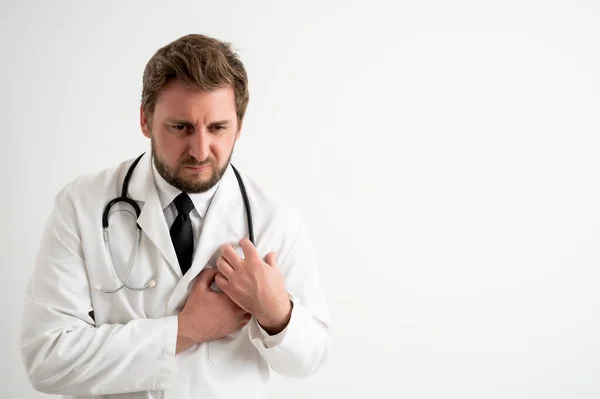 Férfi Orvos Sztetoszkóppal Orvosi Egyenruhában Szenvedő Szívfájdalom Vagy Emlőfájdalom Szív — Stock Fotó
