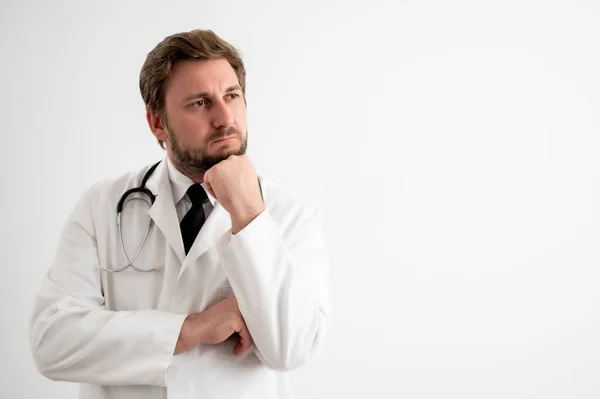 Tıbbi Üniformalı Bir Erkek Doktorun Portresi Çenesinin Altında Ele Tutuşmuş — Stok fotoğraf