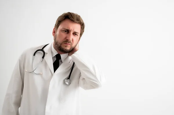 Steteskoplu Erkek Doktor Portresi Kolları Açık Yukarı Bakıyor Boğazı Yaralı — Stok fotoğraf