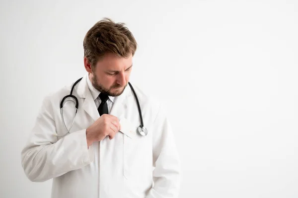 Üzerinde Steteskop Olan Erkek Doktorun Portresi Cebinden Izole Edilmiş Beyaz — Stok fotoğraf