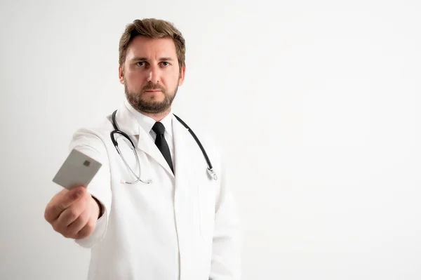 Tıbbi Üniformalı Erkek Doktorun Portresi Beyaz Bir Arka Planda Poz — Stok fotoğraf