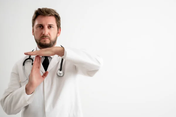 Steteskoplu Tıbbi Üniformalı Bir Erkek Doktorun Portresi Beyaz Izole Bir — Stok fotoğraf