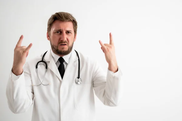 Tıp Üniformalı Steteskoplu Bir Erkek Doktorun Portresi Beyaz Izole Bir — Stok fotoğraf