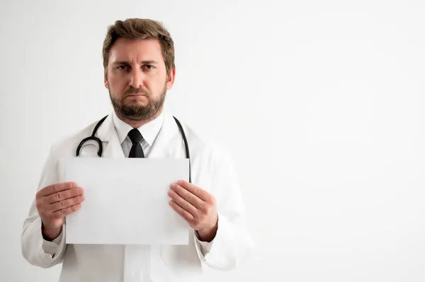 Elinde Beyaz Bir Kağıt Olan Steteskoplu Erkek Doktor Portresi Izole — Stok fotoğraf