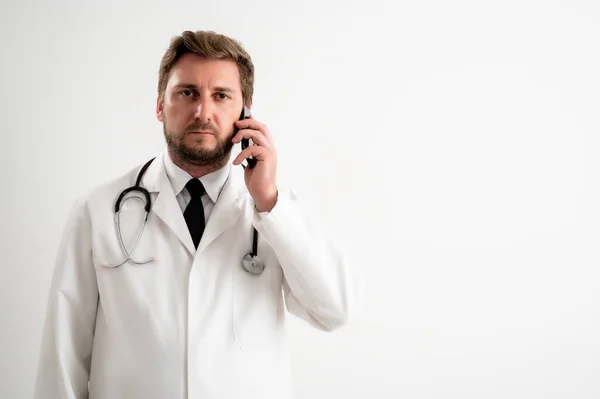 청진기를 의사가 핸드폰으로 이야기하는 — 스톡 사진