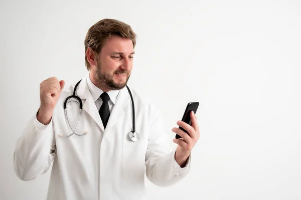 Ritratto Medico Maschio Con Stetoscopio Uniforme Medica Con Capelli Biondi — Foto Stock