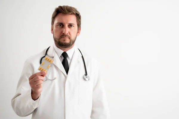 Sztetoszkópos Férfi Orvos Portréja Orvosi Egyenruhában Sárga Gyógyszereket Mutat Fehér — Stock Fotó