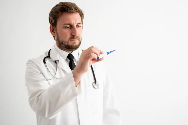 Tıbbi Üniformalı Erkek Doktorun Portresi Beyaz Izole Bir Arkaplanda Duran — Stok fotoğraf