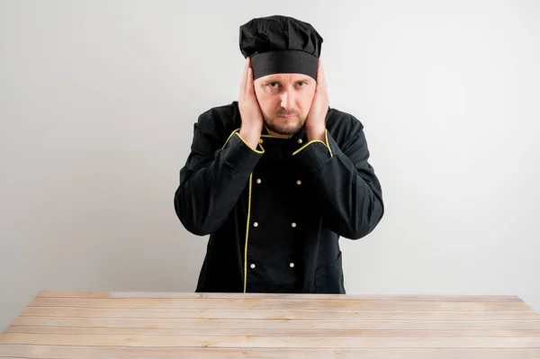 Retrato Jovem Chef Masculino Uniforme Preto Cobrindo Orelhas Como Conceito — Fotografia de Stock