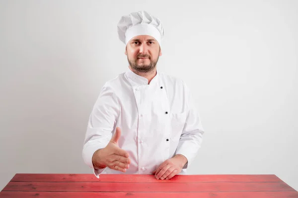 Jovem Chef Masculino Uniforme Branco Tremendo Mão Posando Fundo Isolado — Fotografia de Stock
