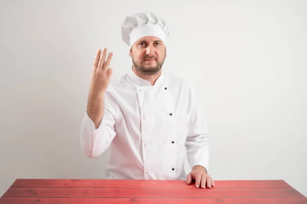 Jovem Chef Masculino Uniforme Branco Contando Três Com Dedos Posando — Fotografia de Stock