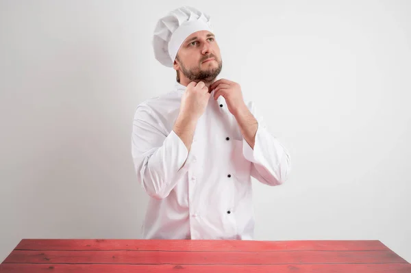 Jovem Chef Masculino Uniforme Branco Organiza Seu Colarinho Posando Fundo — Fotografia de Stock