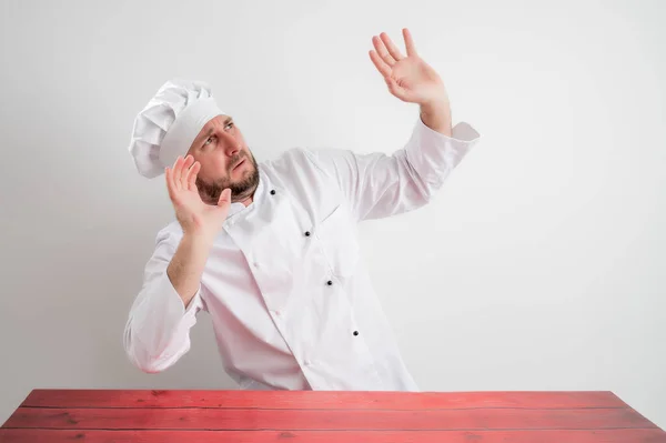 Porträtt Ung Manlig Kock Vit Uniform Visar Rädsla Med Armarna — Stockfoto