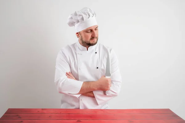 Junger Männlicher Koch Weißer Uniform Sieht Selbstbewusst Aus Das Messer — Stockfoto