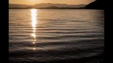 Calinesti Gölü 'nün üzerinde güzel bir hızlandırılmış gün doğumu.