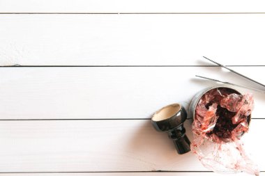 ahşap masa üzerinde nargile