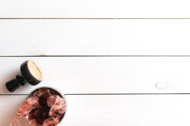 ahşap masa üzerinde nargile