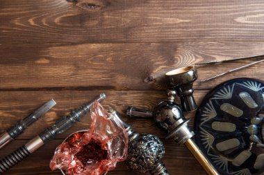 ahşap masa üzerinde nargile