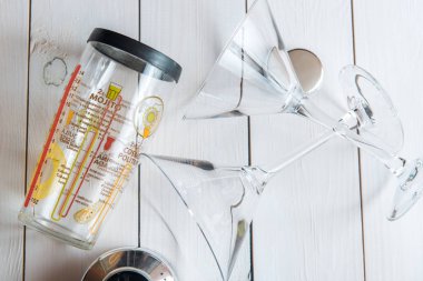 Martini kokteyl shaker ahşap arka plan üzerinde ile