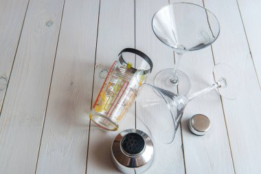 Martini kokteyl shaker ahşap arka plan üzerinde ile