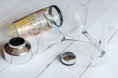 Martini kokteyl shaker ahşap arka plan üzerinde ile