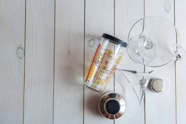 Martini kokteyl shaker ahşap arka plan üzerinde ile