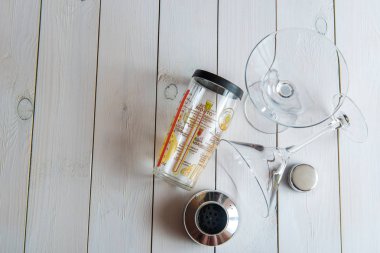 Martini kokteyl shaker ahşap arka plan üzerinde ile