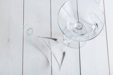 Martini ahşap arka plan üzerinde kokteyl