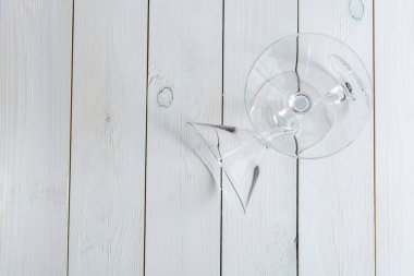 Martini ahşap arka plan üzerinde kokteyl