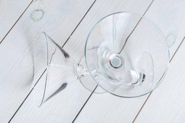 Martini ahşap arka plan üzerinde kokteyl