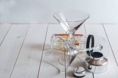 Martini kokteyl shaker ahşap arka plan üzerinde ile