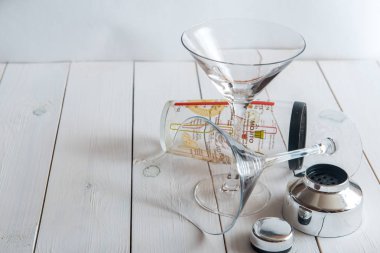 Martini kokteyl shaker ahşap arka plan üzerinde ile