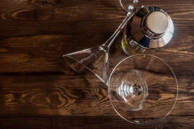 Martini kokteyl shaker ahşap arka plan üzerinde ile