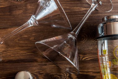 Martini kokteyl shaker ahşap arka plan üzerinde ile