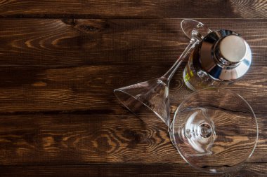 Martini kokteyl shaker ahşap arka plan üzerinde ile