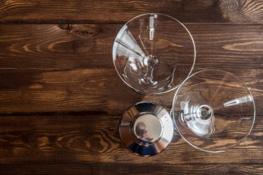 Martini kokteyl shaker ahşap arka plan üzerinde ile