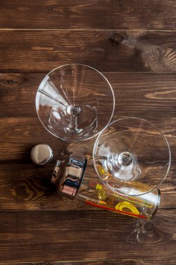 Martini kokteyl shaker ahşap arka plan üzerinde ile