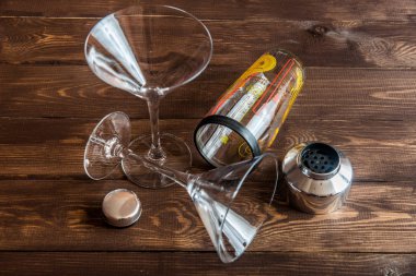 Martini kokteyl shaker ahşap arka plan üzerinde ile