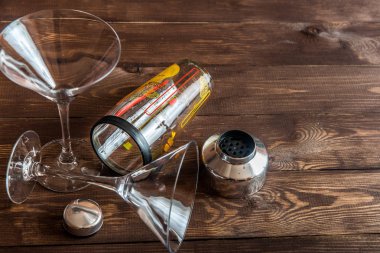 Martini kokteyl shaker ahşap arka plan üzerinde ile