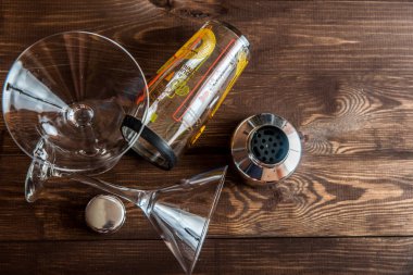 Martini kokteyl shaker ahşap arka plan üzerinde ile