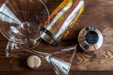 Martini kokteyl shaker ahşap arka plan üzerinde ile