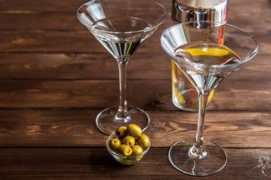 Martini kokteyl shaker ahşap arka plan üzerinde ile