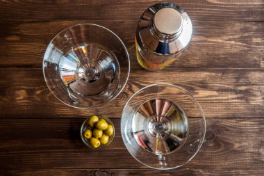 Martini kokteyl shaker ahşap arka plan üzerinde ile