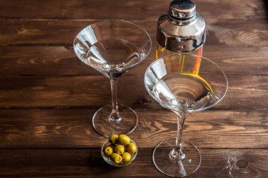 Martini kokteyl shaker ahşap arka plan üzerinde ile